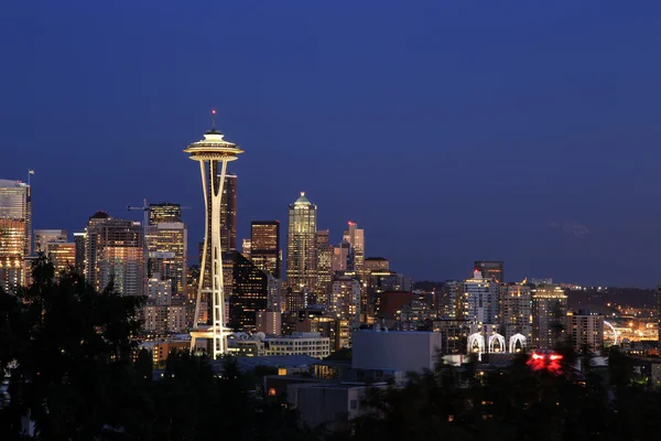 Seattle Cityscape con Mt. Rainier in the Background, Washington, EE.UU. — Foto de Stock