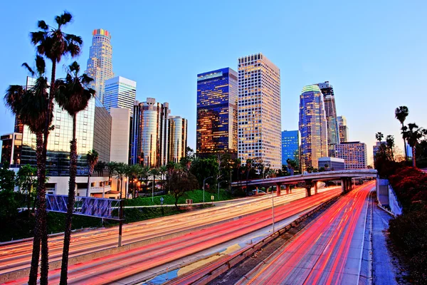 Miasto Los Angeles Downtown na zachód słońca, światło trasy — Zdjęcie stockowe