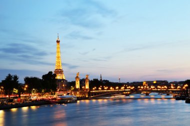 Eyfel Kulesi Cityscape alacakaranlıkta, Paris