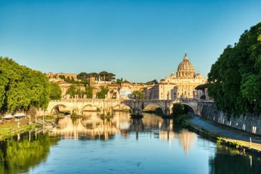 Roma 'da Sunset, İtalya' daki Aziz Peter Katedrali   