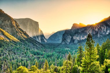 Aydınlatılmış Yosemite Vadisi, Gündoğumunda Tünel girişinden Vadi 'ye, Yosemite Ulusal Parkı, Kaliforniya 