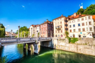 Slovenya 'nın Ljubljana kentinde güneşli bir günde ayakkabı tamircileri köprüsü  