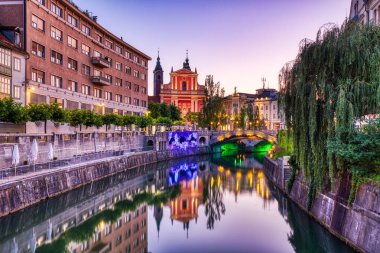 Lublanka nehrine bakan Dusk 'taki Ljubljana Şehir Merkezi ve Slovenya' daki Güzel Fransisken Kilisesi  