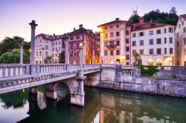 Slovenya 'nın Ljubljana kentindeki Dusk' ta ayakkabı tamircileri köprüsü   