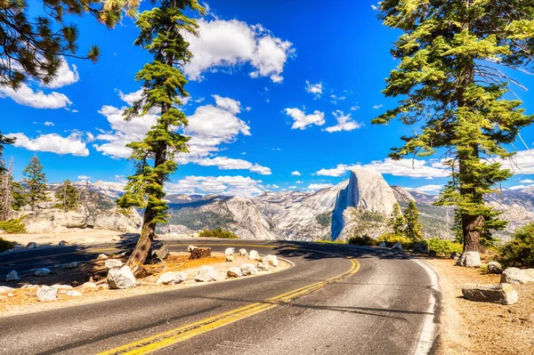 Yosemite Valley Road Glacier Point Half Dome Background Sunny Day — Stock Photo, Image