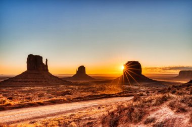 Navajo Ulusal Parkı 'ndaki Anıt Vadisi Sunrise, Utah ve Arizona sınırı, ABD                   