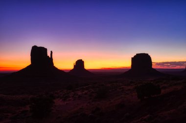 Utah ve Arizona sınırındaki Navajo Ulusal Parkı 'ndaki Anıt Vadisi, ABD   