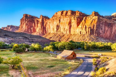 Sunset, Capitol Reef National Park, Utah, ABD 'de Fruita' daki Monumental Old Barn ile manzara    
