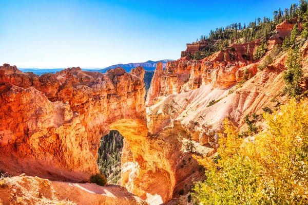 Természetes Híd Bryce Canyon Nemzeti Parkban Egy Napsütéses Napon Utah — Stock Fotó