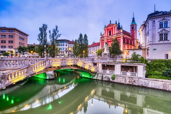 Dusk Taki Ljubljana Şehir Merkezi Üçlü Köprü Güzel Fransisken Kilisesi — Stok fotoğraf