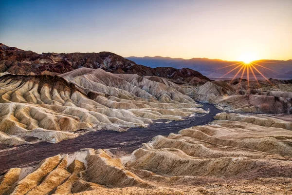 Kaliforniya Sunset Teki Ölüm Vadisi Ulusal Parkı Ndaki Zabriskie Point — Stok fotoğraf