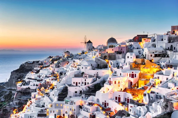 Verlichte Oia Village Bij Zonsondergang Santorini Island Griekenland — Stockfoto