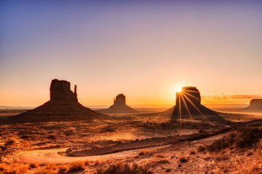 Navajo Ulusal Parkı 'ndaki Anıt Vadisi Sunrise, Utah ve Arizona sınırı, ABD   