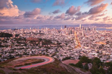 San Francisco Skyline View Twin Peaks 'ten canlı gökyüzü renkleriyle, California, ABD  