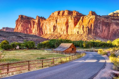 Sunset, Capitol Reef National Park, Utah, ABD 'de Fruita' daki Monumental Old Barn ile manzara  