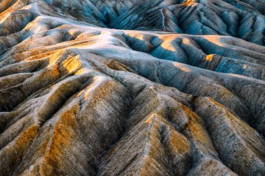 Kaliforniya, Sunset 'teki Ölüm Vadisi Ulusal Parkı' ndaki Zabriskie Point 'ten Çorak Topraklar manzarası 