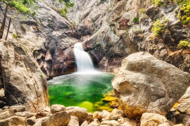 Kükreyen Nehir Şelalesi Kings Canyon Ulusal Parkı, Kaliforniya, ABD 