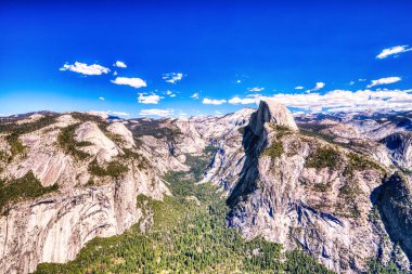 Güneşli bir günde Half Dome 'la Yosemite Vadisi Buzul Noktası, Yosemite Ulusal Parkı, Kaliforniya 