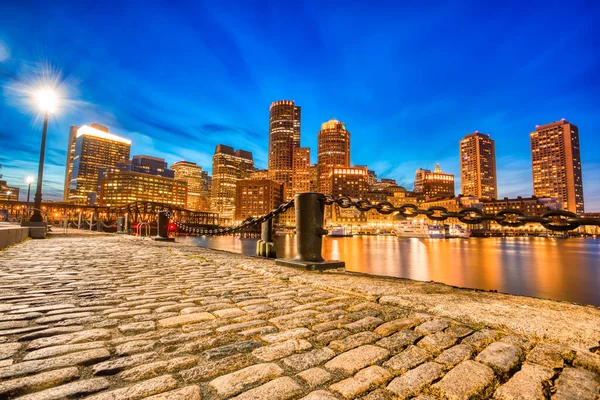 ボストンスカイライン 金融地区とボストン港で夕暮れ — ストック写真