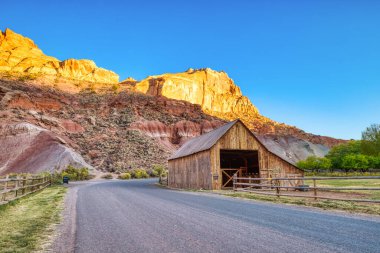 Sunset, Capitol Reef National Park, Utah, ABD 'de Fruita' daki Monumental Old Barn ile manzara  