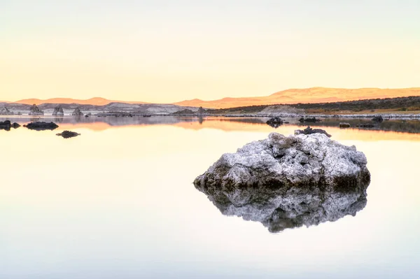 Reflektion Över Salty Mono Lake Kalifornien Usa — Stockfoto