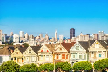 San Francisco 'daki Boyalı Kadınlar Güneşli bir günde, Kaliforniya, ABD
