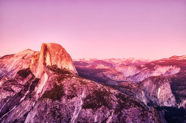 Günbatımında Aydınlatılmış Yarım Kubbe Ile Yosemite Vadisi Buzul Noktasından Manzara — Stok fotoğraf