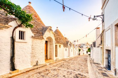 Güneşli bir günde Alberobello, Puglia, İtalya 'da Parlak Mavi Gökyüzü ile ünlü Trulli Evleri 
