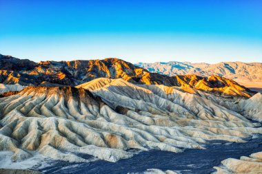 Kaliforniya, Sunset 'teki Ölüm Vadisi Ulusal Parkı' ndaki Zabriskie Point 'ten Çorak Topraklar manzarası      