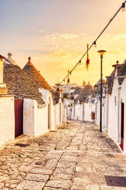 Alberobello, Puglia, İtalya 'da Günbatımında ünlü Trulli Evleri 