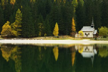Kilise yansıma lago di braies, dolomites, İtalya