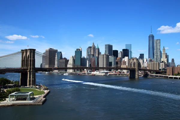 Flygfoto över new Yorks downtown skyline med brooklyn bridge — Stockfoto