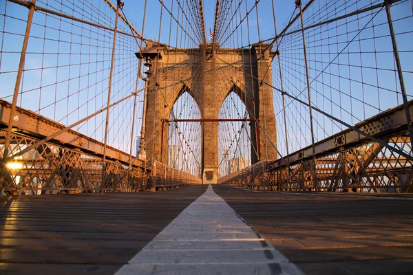 日出，纽约城的布鲁克林大桥 — 图库照片