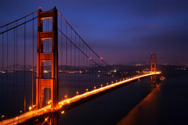 Puente iluminado Golden Gate al atardecer, San Francisco Imagen De Stock