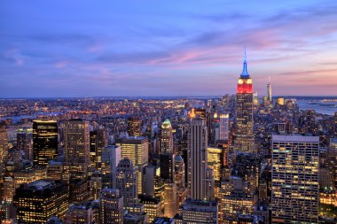 Empire State Binası alacakaranlıkta ile New York'un Midtown