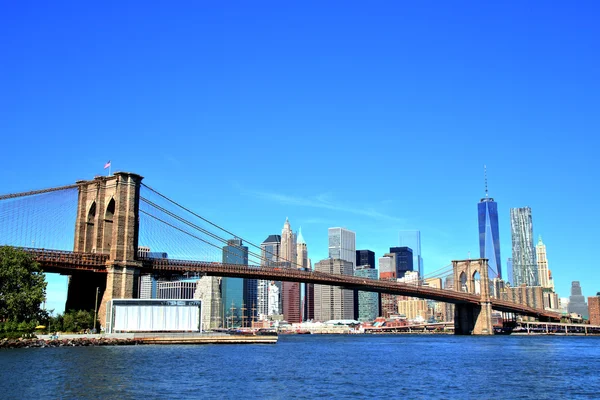 New York'un şehir manzarası ile Brooklyn Köprüsü'nün görünümünü