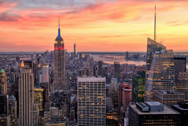 New York City Midtown med Empire State Building på fantastiska solnedgången — Stockfoto
