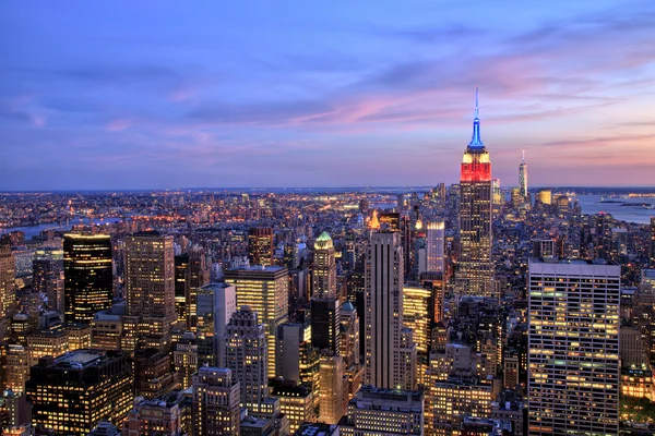 Empire State Binası alacakaranlıkta ile New York'un Midtown — Stok fotoğraf