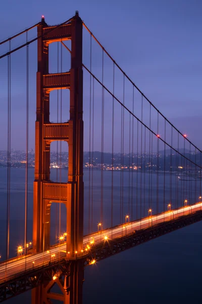 Puente iluminado Golden Gate al atardecer, San Francisco — Foto de Stock