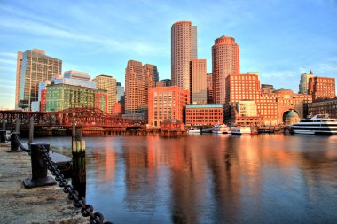 Boston manzarası ile finans bölgesine ve Boston Harbor Sunrise adlı