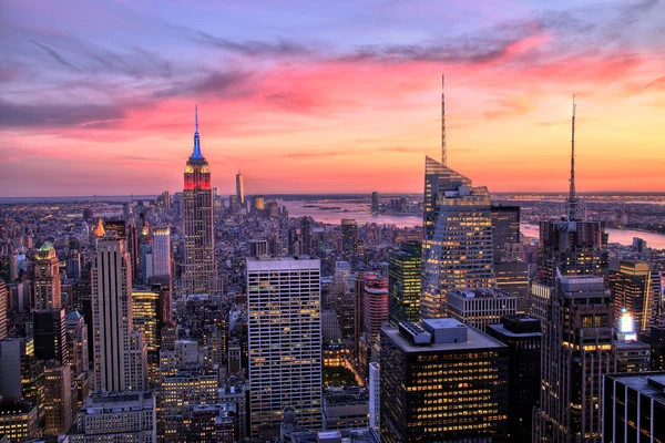 New York'un Midtown şaşırtıcı gün batımında Empire State Binası ile — Stok fotoğraf