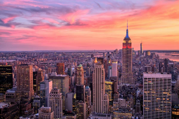 New York City Midtown met Empire State Building bij verbazingwekkend zonsondergang — Stockfoto