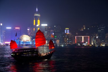 Hong Kong limanında geleneksel önemsiz tekne