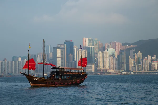 Traditionelles Drachenboot im Hafen von Hongkong — Stockfoto