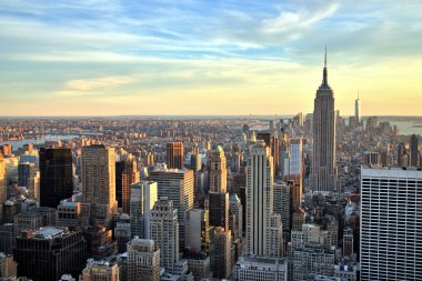 Gün batımında Empire State Binası ile New York'un Midtown