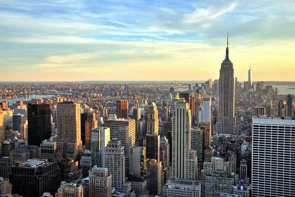 Gün batımında Empire State Binası ile New York'un Midtown