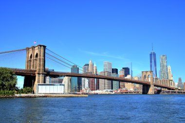 New York'un şehir manzarası ile Brooklyn Köprüsü'nün görünümünü