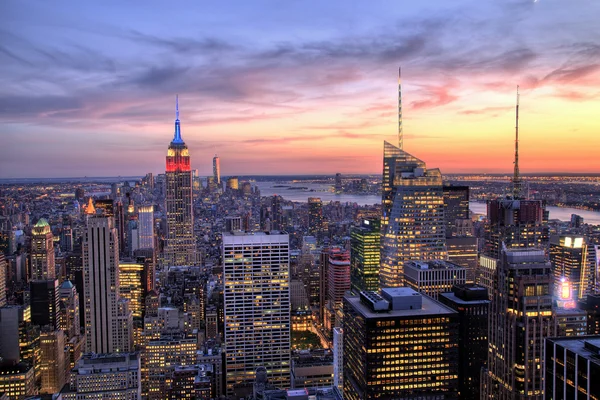Empire State Binası alacakaranlıkta ile New York'un Midtown