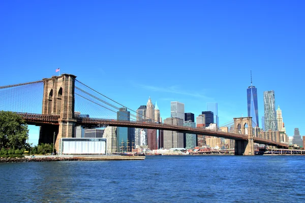 Pohled na centrum panorama New Yorku s Brooklynský most — Stock fotografie