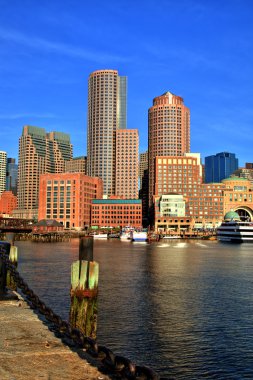Boston manzarası ile finans bölgesine ve Boston Harbor Sunrise adlı